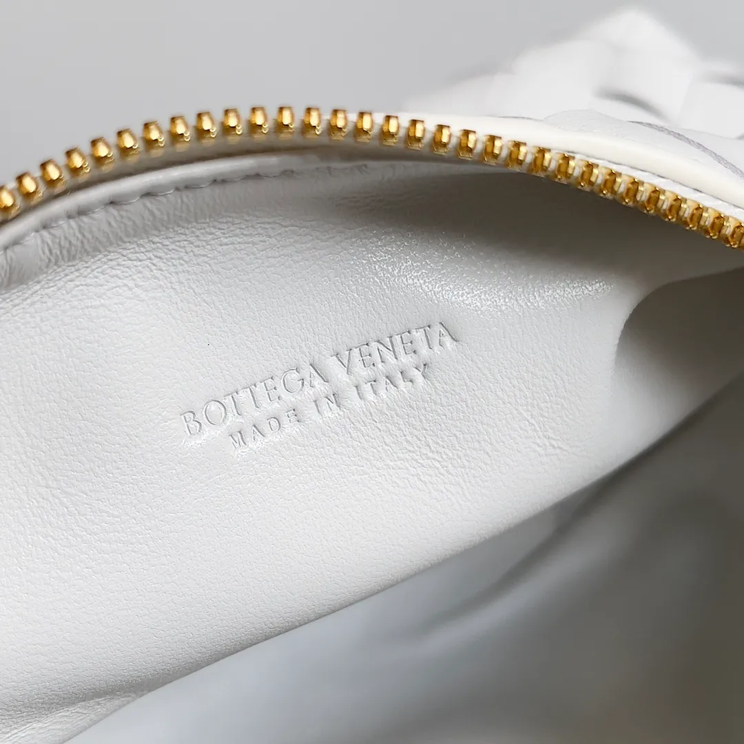 Batch 1360 It is predicted that BV Bottega’s lunch bag will be popular again this year. The entire bag is made of top nappa lambskin, which is very soft and lightweight. It also uses the intrecciato weaving process that the two founders spent several months developing from the beginning of the brand. It is completely hand-woven by Italian craftsmen. It perfectly reflects the craftsmanship of Bottega. The entire bag shape is also a very practical and popular lunch box bag type. The slightly curved arc of the bag mouth can also better fit our wrists. Style number: 754443 Size: 22*13*9